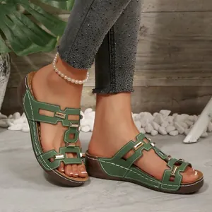 Detailansicht von grünen Damen-Sandalen mit geometrischer Schnalle und weicher Sohle