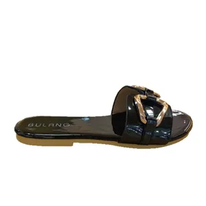Elegante sandalo basso in pelle verniciata nera con raffinata fibbia a catena dorata