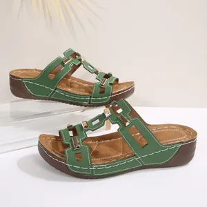 Nahaufnahme der stilvollen grünen Plateau-Sandalen mit geometrischer Schnalle und weicher Sohle