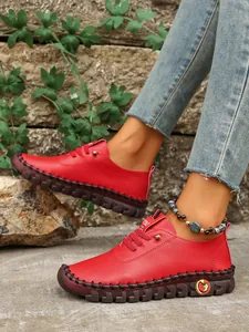 Mocasines casuales rojos cosidos a mano para mujer con suelas gruesas antideslizantes y cómodas.
