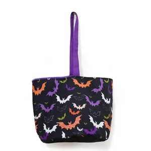 Detalle de una bolsa de regalo de Halloween de tela con estampados de murciélagos.