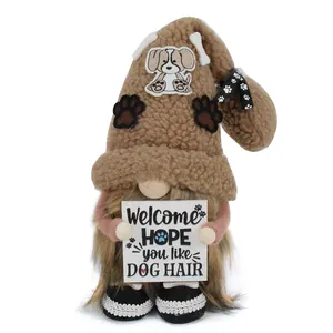 Dettaglio di uno gnomo di peluche marrone a tema cane con cartello Welcome Dog Hair.