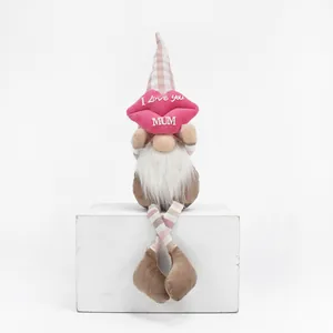 Dettaglio dello gnomo per la Festa della Mamma con labbra rosa 'I Love You MUM'.