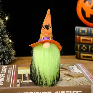 Halloween-Zwergpuppe mit orangem Zaubererhut und grünem Bart als Tischdekoration