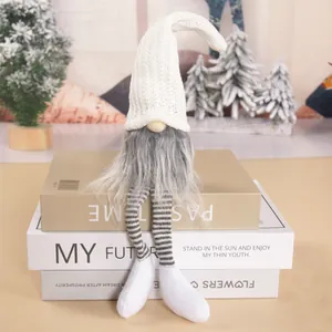 Gnome de Noël fait main avec de longues jambes rayées et un bonnet tricoté blanc