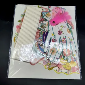 Nahaufnahme eines Foto-Requisiten-Sets für Teepartys in Plastikverpackung mit Blumen.
