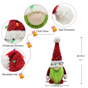 Vista dettagliata dello gnomo di Natale con barba verde e cappello pieghevole