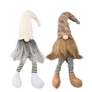 Deux gnomes de Noël à longues jambes faits main avec bonnets en tricot et peluche