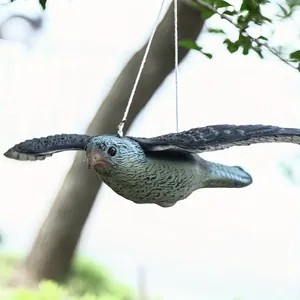 Gros plan d'une statue d'oiseau réaliste avec texture de plumes et corde de suspension