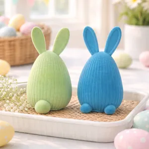 Geflokte paashaas eierfiguurtjes in groen en blauw voor feestelijke tafeldecoratie