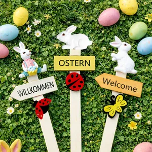 Picchetti da giardino di Pasqua in legno con conigli in resina e cartelli di benvenuto su erba