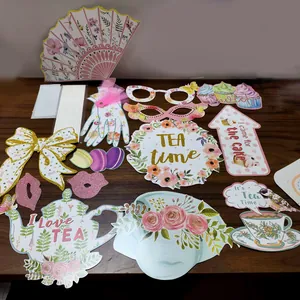 Detailansicht von Tee-Party Foto-Requisiten mit floralem Muster und Goldfolie.