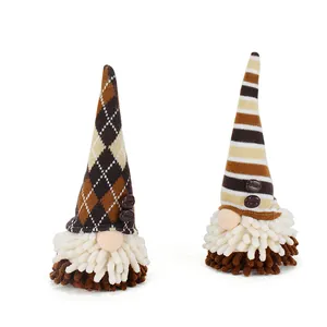 Handgemaakte koffiekabouters set met ruitjes en gestreepte hoeden voor koffiebar decor.