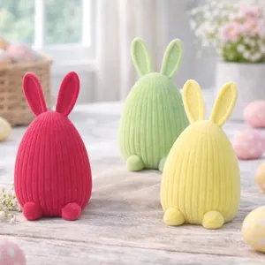 Gevlokte paashaas-eierbeeldjes voor een feestelijke tafeldecoratie tijdens het voorjaar.