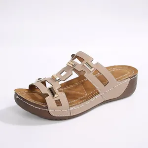 Keilsandalette mit beigen Riemen, geometrischen Metallschnallen und weicher profilierter Sohle