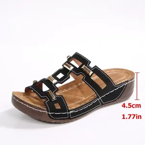 Detailansicht der schwarzen Keilsandalette mit Angabe der Absatzhöhe von 4,5 cm