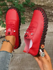 Mocasines de cuero rojo cosidos a mano para mujer con suelas gruesas de goma y confort.