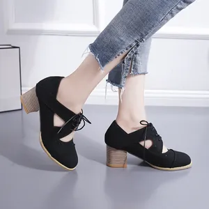 Chaussures rétro noires à talons épais et lacets avec découpes style britannique