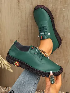 Vista detallada de zapatos casuales planos de cuero verde oscuro cosidos a mano mujer