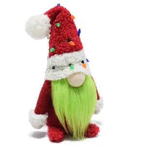 Vista dettagliata di gnomo natalizio in peluche con barba verde e luci LED colorate
