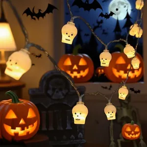 Detailansicht der warmweißen LED-Totenkopf-Lichterkette für die Halloween-Dekoration