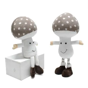Vue détaillée de poupées en peluche champignons faites à la main en positions assise et debout.