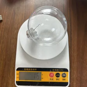 Vista detallada que muestra el diseño ultraligero de 1,6 g de una bola de Navidad de PET hueca