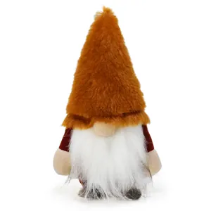 Detailweergave van een bruine pluche herfstkabouter met lange witte baard en hoge hoed.
