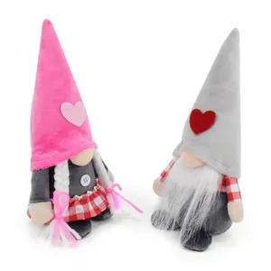 Set van twee Valentijnsdag pluche gnomen met hartpatronen en geruite outfits