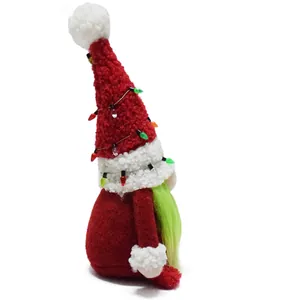 Dettaglio di uno gnomo di Natale con barba verde e una serie di luci festive colorate.
