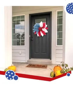 Couronne de fleurs patriotiques USA sur porte d'entrée pour la fête de l'Indépendance