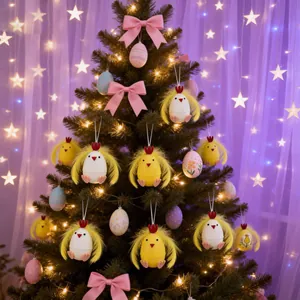 Juego de adornos de pollitos de Pascua con plumas y huevos pintados en un árbol