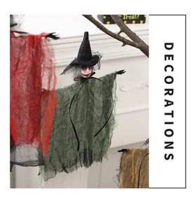 Detalle macro de decoraciones colgantes de fantasmas de Halloween en gasa verde y roja