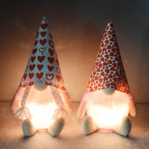 Gnomos de San Valentín luminosos con motivos de corazones rojos en los gorros decorados