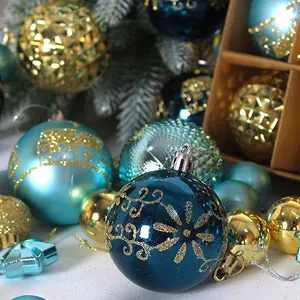 Detailopname van blauwe en gouden kerstballen met prachtige glitter sneeuwvlokken