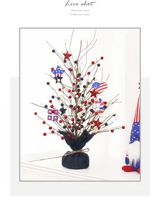Arbre décoratif pour l'Indépendance avec ornements drapeau américain sur table blanche.