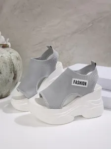 Grijze flyknit platform sandalen met witte zool en een modieus patch detail.