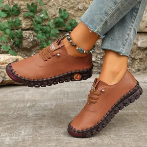 Mocasines casuales de cuero marrón para mujer con detalles cosidos a mano y suela plana cómoda