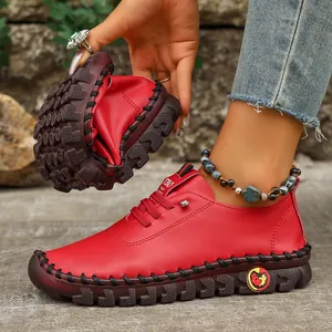 Zapatos planos informales rojos cosidos a mano para mujer con suela muy flexible