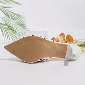 Elegantes mulas de tacón alto en blanco con lunares negros y punta fina, suela antideslizante