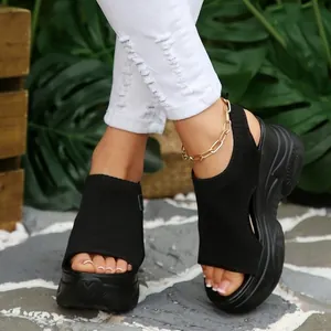 Modieuze zwarte fly-knit platform sandalen met dikke sleehak en open teen ontwerp voor dames
