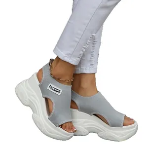 Stijlvolle grijze gebreide platformsandalen met een mode-patch voor zomerse kleding