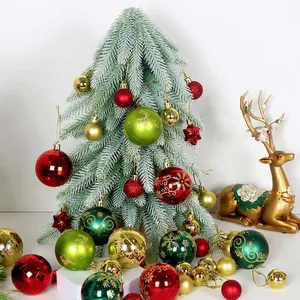 Vielfältige 6cm Weihnachtsbaumkugeln in Rot, Grün und Gold an einem Tannenbaumdeko.