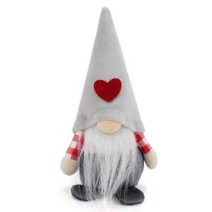 Detail van een grijze Valentijnsdag kabouterpop met een rood hartje op de hoge hoed.