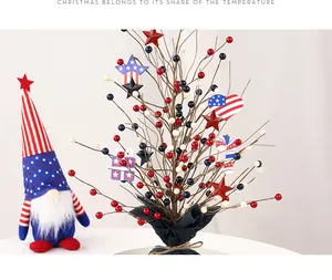 Arbre à baies décoratif fête de l'Indépendance avec ornements drapeau USA et gnome doll
