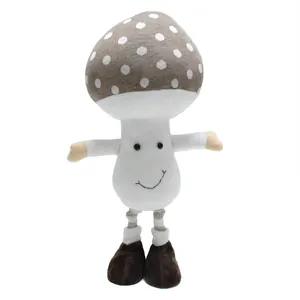 Adorable peluche champignon faite main avec bonnet à pois et jambes rayées décoratives