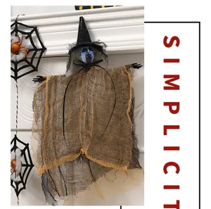 Vista detallada de una aterradora bruja fantasma de Halloween colgante con malla
