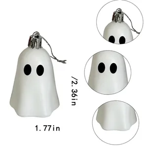 Vue détaillée montrant les dimensions du pendentif fantôme d'Halloween en plastique