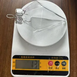 Primer plano del peso de un adorno navideño ligero de PET transparente con forma de diamante.