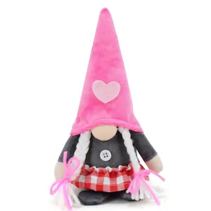 Detailopname van een Valentijnsdag kabouterpop met een roze hartjeshoed en rokje.
